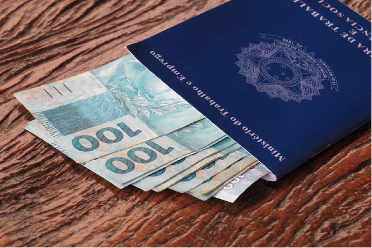 Saque para quem tem carteira assinada é antecipado HOJE (28/9) e brasileiros já preparam a conta do PIX