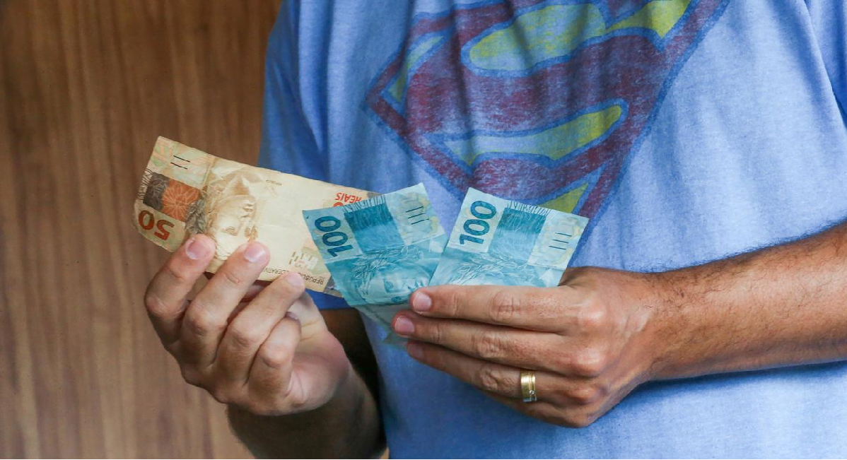 Para ir ao banco com SORRISO no ROSTO: Aumento do salário dos aposentados acaba de ser aprovado e lista ATUALIZADA é divulgada HOJE (16)