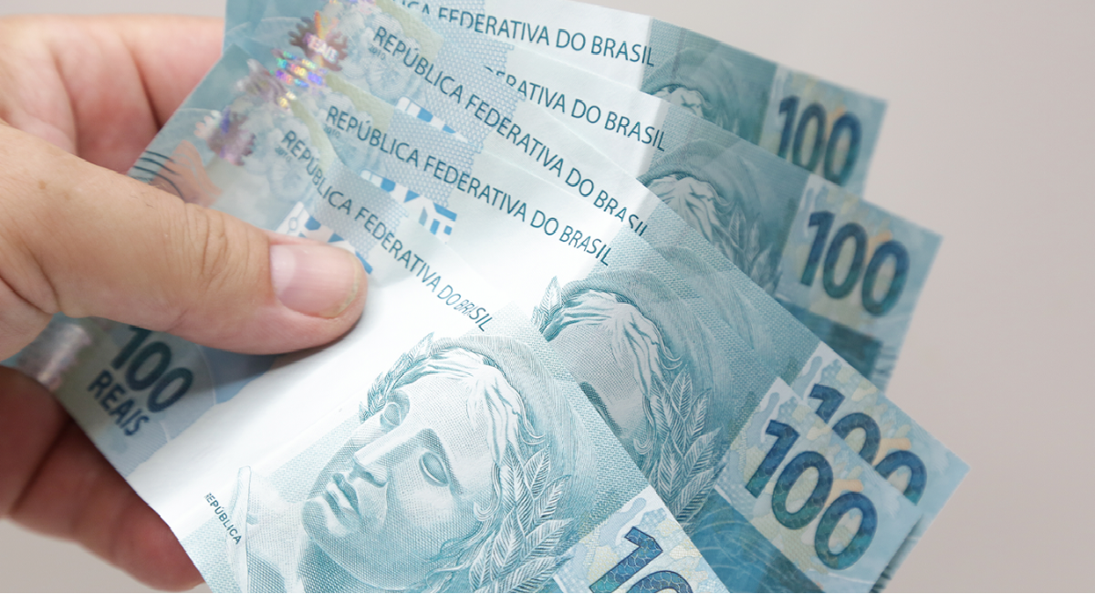É OFICIAL! Valor do salário mínimo 2024 é confirmado e brasileiros festejam