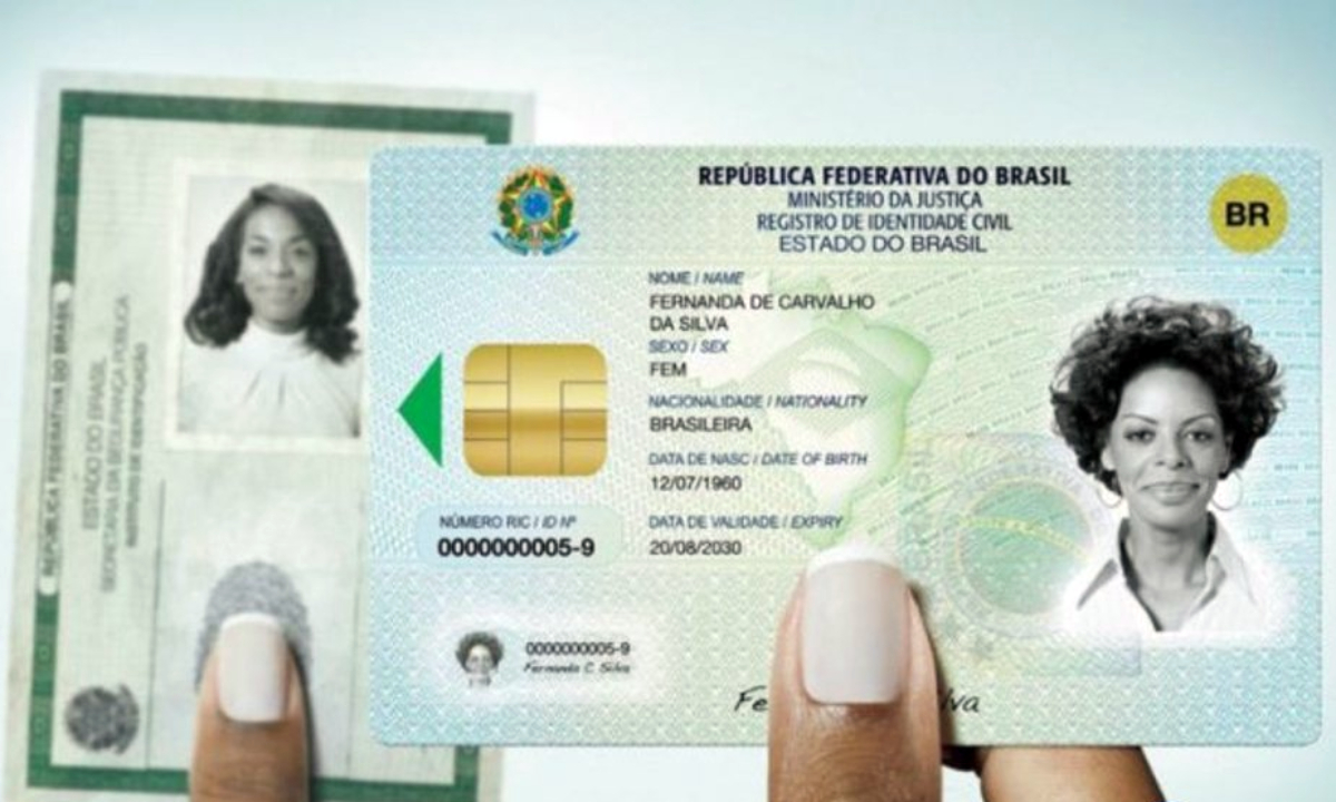 FIM do RG em 2023: Nova lei acaba com a identidade tradicional e traz nova versão A implantação do novo RG teve início em agosto de 2022 e atualmente 11 estados já aderiram ao documento. São eles: Acre, Alagoas, Goiás, Mato Grosso, Minas Gerais, Pernambuco, Piauí, Paraná, Rio de Janeiro, Rio Grande do Sul e Santa Catarina. No entanto, é importante ressaltar que o antigo modelo de identificação, o RG tradicional, ainda é válido até 2032, permitindo assim uma transição gradual para o novo documento. O RG digital é válido em todos os estados? Apesar de nem todos os estados já emitirem o novo documento físico, tanto o CIN físico quanto sua versão digital são válidos em todo o território nacional. Isso significa que o cidadão que possui o novo documento de identificação pode apresentá-lo no local do RG tradicional, utilizando tanto a versão física quanto a digital. É possível tirar o novo RG pela Internet? Sim, já é possível solicitar o novo RG pela Internet em alguns estados do país. Estados como São Paulo, Santa Catarina, Bahia, Mato Grosso, Amazonas, entre outros, permitem o agendamento do RG online. No entanto, é importante destacar que o agendamento é feito pela Internet, mas a preparação do documento ainda é realizada presencialmente em um local autorizado.