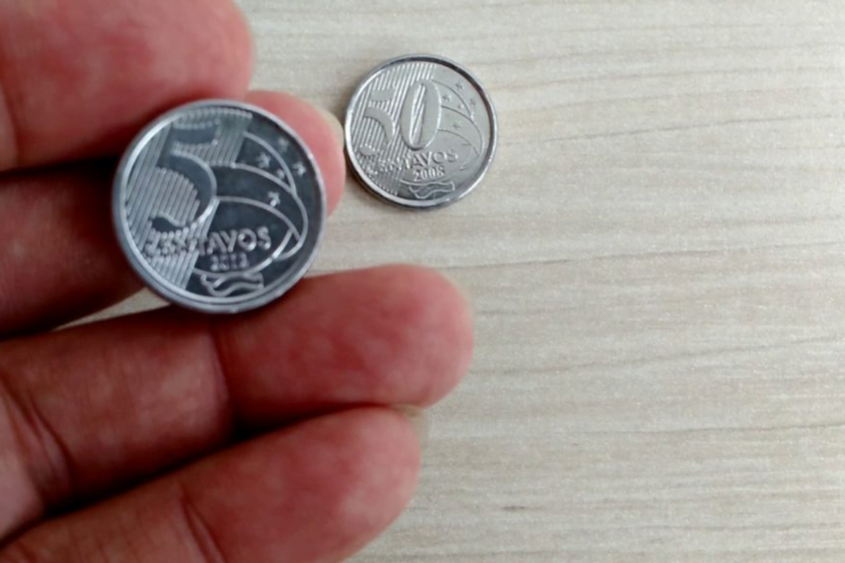 PODE ESTAR NO SEU BOLSO! Moeda de 50 centavos pode valer até R$ 1,8 mil Leilões Os leilões podem ser uma excelente opção se você tem uma moeda particularmente rara ou valiosa. Isso ocorre porque você pode acabar recebendo lances de vários compradores interessados, o que pode aumentar o preço final. Lojas de Moedas As lojas de moedas são outra opção. Estas lojas têm especialistas que podem avaliar o valor de suas moedas e oferecer um preço justo por elas. Online Vender moedas online, seja através de sites de leilão como o eBay, ou através de sites especializados em moedas, pode ser uma forma conveniente e eficaz de alcançar um grande número de potenciais compradores. Preparando Suas Moedas para Venda Antes de vender suas moedas, você precisará prepará-las para venda. Aqui estão alguns passos que você pode seguir: Avaliação Primeiro, você precisará avaliar o valor de suas moedas. Você pode fazer isso por conta própria, ou você pode contratar um avaliador de moedas profissional. Limpeza É importante limpar suas moedas antes de vendê-las, mas tenha cuidado para não danificá-las no processo. A limpeza inadequada pode realmente diminuir o valor de uma moeda. Fotos Tirar fotos claras e detalhadas de suas moedas pode ajudar a atrair compradores. Certifique-se de tirar fotos de ambos os lados da moeda, e tente destacar quaisquer detalhes únicos ou interessantes.