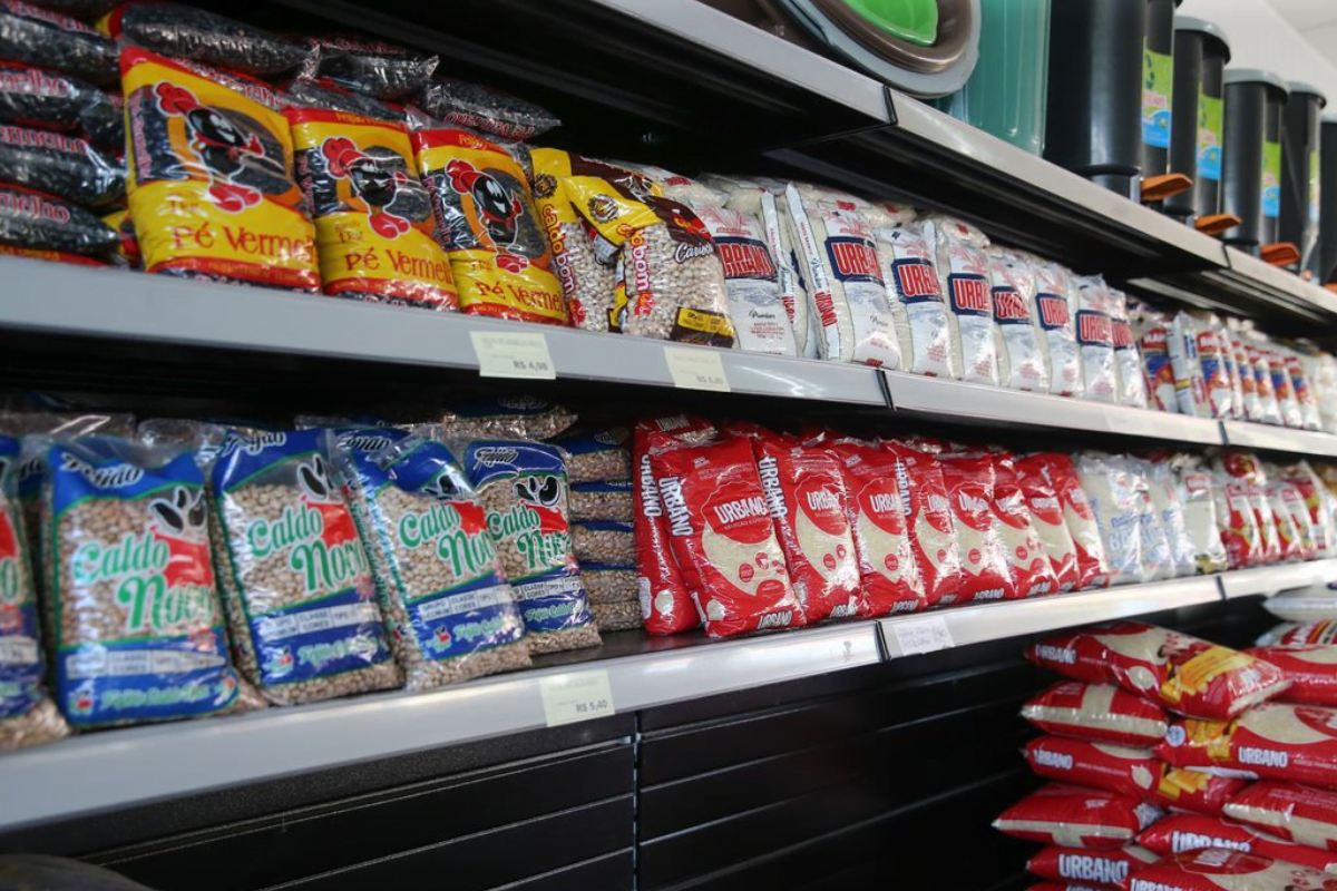 CESTA BÁSICA fica mais barata em 14 capitais e brasileiros comemoram a redução do preço da comida