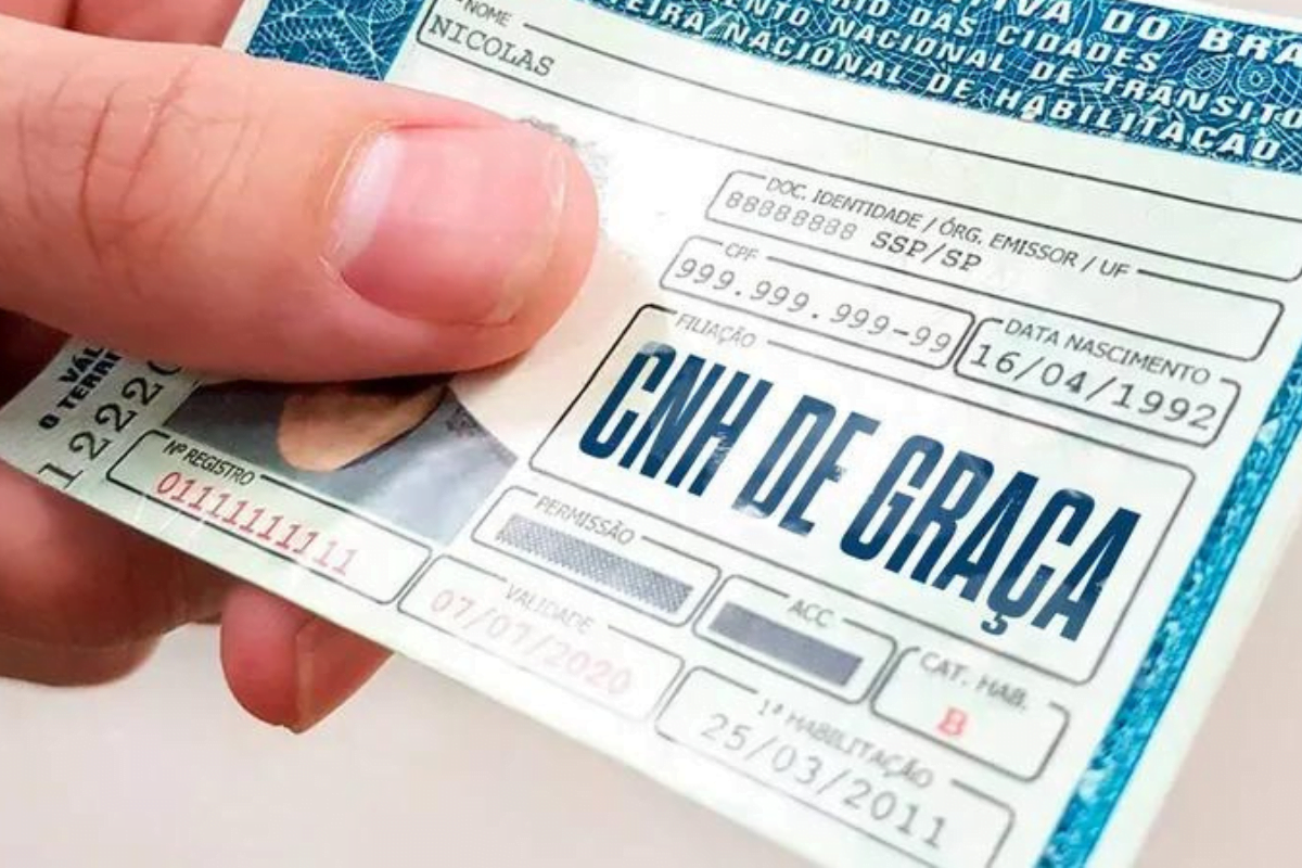 Brasileiros comemoram emissão da CNH GRATUITA em outubro; veja se você tem direito