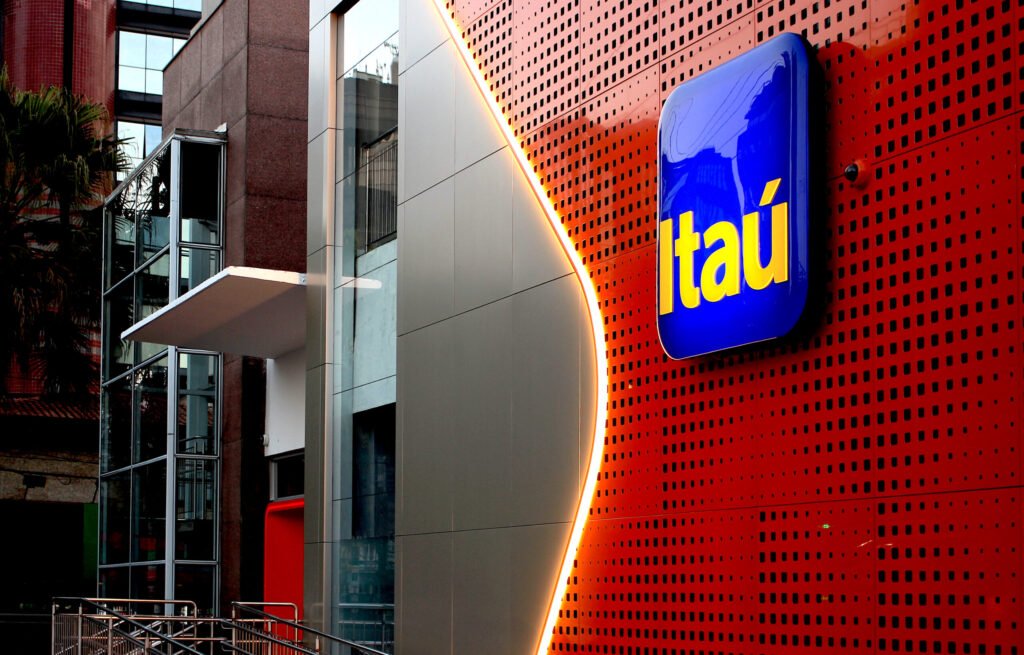 ACABOU E ADEUS: O fim de agência gigante do Itaú após 10 anos e AVISO OFICIAL da rival do Santander