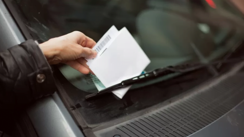 ALERTA GERAL de nova multa de R$ 293,47 deixa brasileiros em estado de choque 1. Bloqueio da Via Sem Autorização A multa mais cara no Brasil é dada ao motorista que organiza a interrupção da circulação da via sem autorização . A audiência inclui: Multa no valor de R$ 17.608,20; Suspensão da CNH; Apreensão do veículo. 2. Bloqueio do Fluxo de Via Pública Sem Autorização A segunda multa mais cara é aplicada ao motorista que utiliza o veículo para bloquear o fluxo de uma via pública sem autorização prévia . O condutor estará sujeito às seguintes deliberações: Multa no valor de R$ 4.869; Suspensão da CNH; Apreensão do veículo. 3. Dirigir Sob Influência de Álcool Dirigir sob a influência do álcool é bastante perigoso e o motorista que, ao ser pego nessa situação, sofrerá os seguintes transtornos: Multa no valor de R$ 2.934,70; Suspensão da CNH; Apreensão do veículo. Quem se recusar a fazer o teste do bafômetro também terá que pagar uma multa no mesmo valor de R$ 2.934,70. 4. Direção Perigosa A direção perigosa , com manobras arriscadas, resulta nas seguintes decisões: Multa no valor de R$ 2.943,70; Suspensão da CNH; Apreensão do veículo; Em caso de reincidência nos últimos 12 meses, a multa subirá para R$ 5.869,40. 5. Participação em “Rachas” ou “Pegas” Os motoristas pegos em “rachas” ou “pegas” nas vias públicas enfrentam as seguintes situações: Multa de R$ 2.934,70; Suspensão da CNH; Apreensão do veículo; Em caso de reincidência nos últimos 12 meses, a multa subirá para R$ 5.869,40.