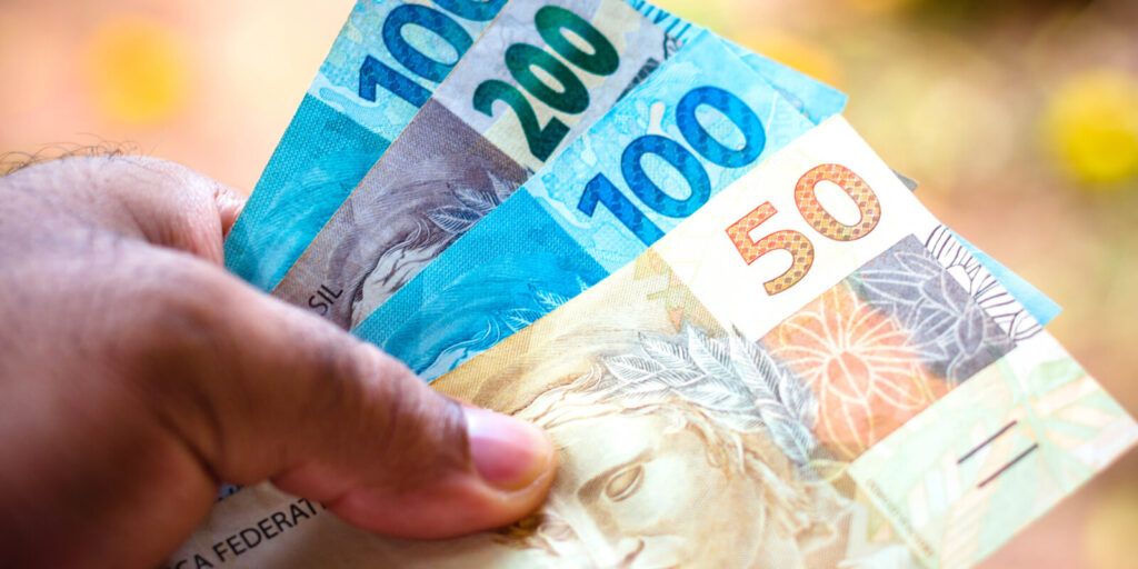 PIS 2024: Trabalhadores recebem hoje (27/10)? Veja a TABELA PIS 2024; CONSULTA PIS; COMO SACAR O PIS, QUEM TEM DIREITO e demais informações