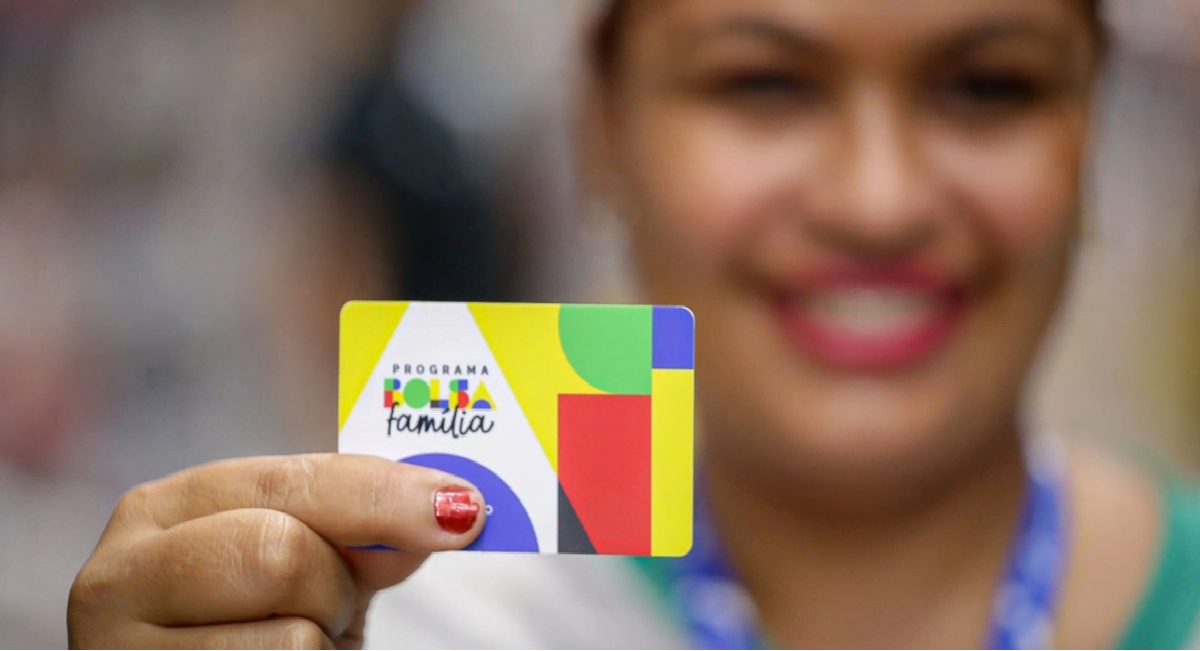 Melhor notícia do Bolsa Família chegou HOJE (06/10): NOVO valor para OUTUBRO cai como grande VITÓRIA