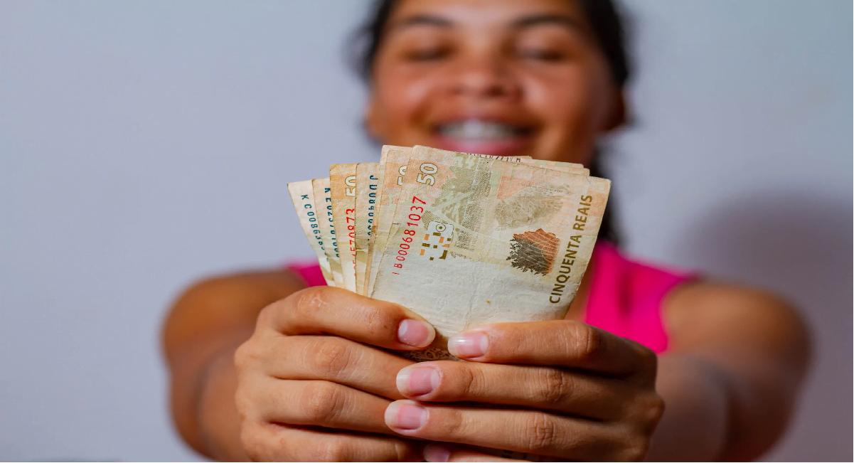 NOTÍCIA TOP com Auxílio ESPECÍFICO para mães solteiras de R$ 1,2 MIL está confirmada hoje (03/10)?
