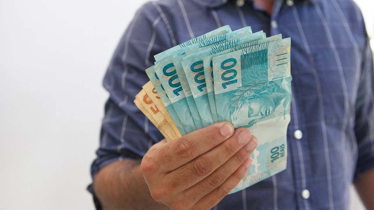 CENTENAS de brasileiros comemoram a liberação de um novo AUXÍLIO EMERGENCIAL; confira se você tem direito