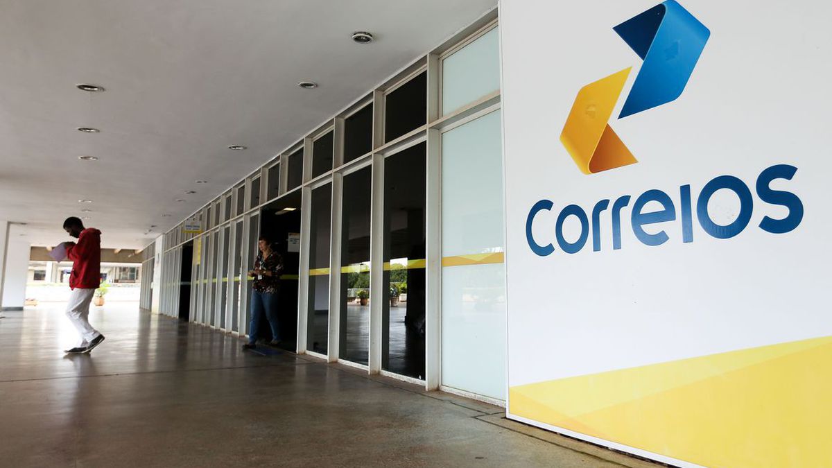 Correios anuncia quase 8 MIL vagas: salário de carteiro ultrapassa R$ 2 MIL