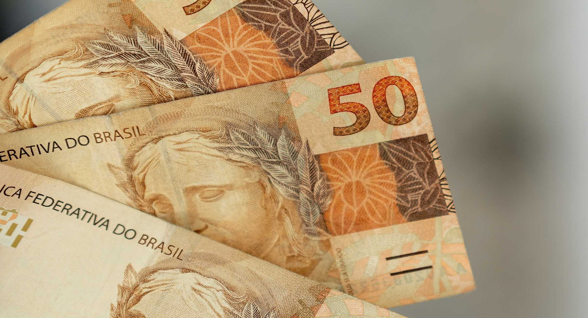 Dinheiro extra na conta hoje (17): Esta nota de R$ 50 possui R$ 400 em Bitcoin escondidos; veja como resgatar