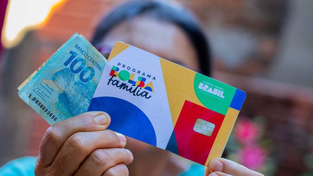 A notícia mais esperada pelos beneficiários do BOLSA FAMÍLIA: Governo LULA comemora confirmação do abono natalino