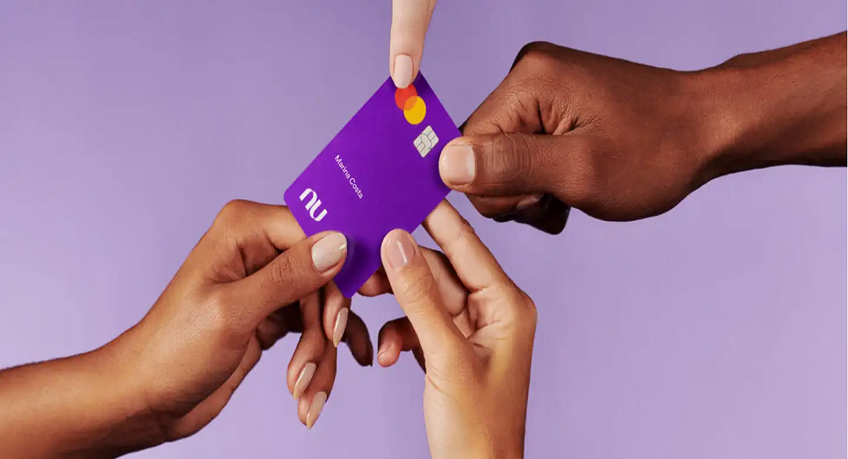 É PARA COMEMORAR! Nubank libera R$ 2.000 em limite de crédito e brasileiros festejam