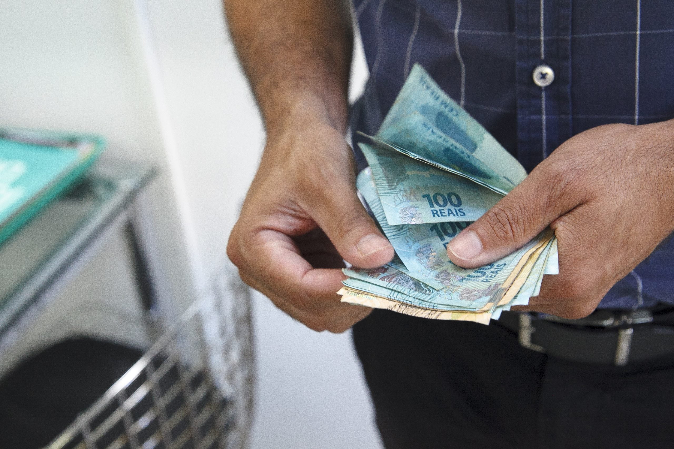URGENTE: NOVO Salário mínimo INÉDITO para 2024 é revelado e deixa brasileiros sem acreditar nem 1%