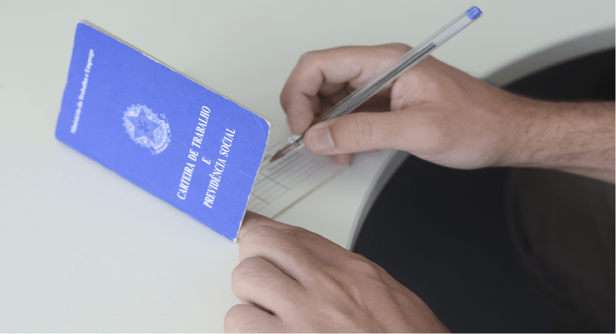 Surpresa total HOJE (05/10): NOVAS mudanças que vão afetar quem tem carteira assinada deixam brasileiros em choque