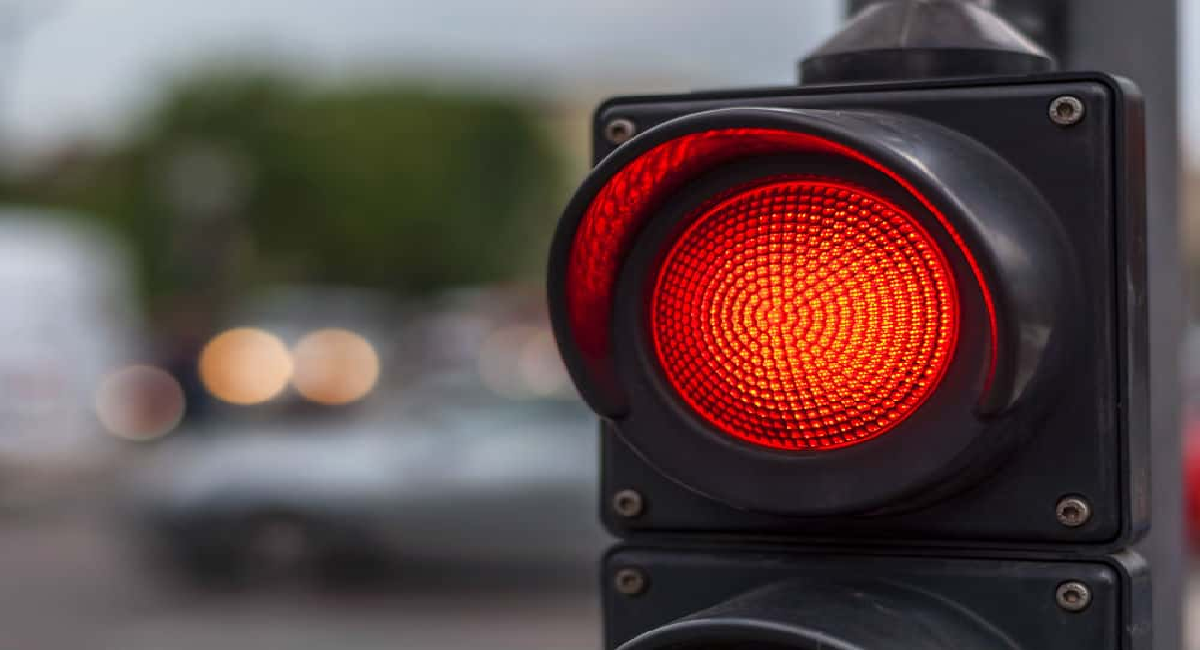 ATENÇÃO! Valor da multa por furar sinal vermelho é definido e motoristas se revoltam