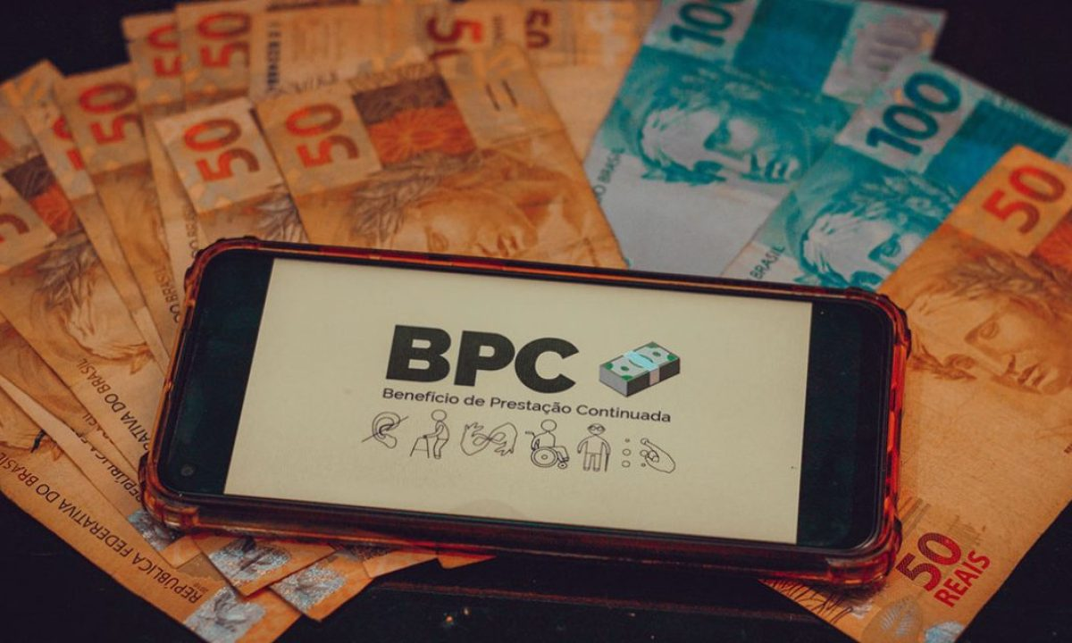 É PARA CHORAR! Beneficiários do BPC são excluídos de pagamento EXTRA em novembro