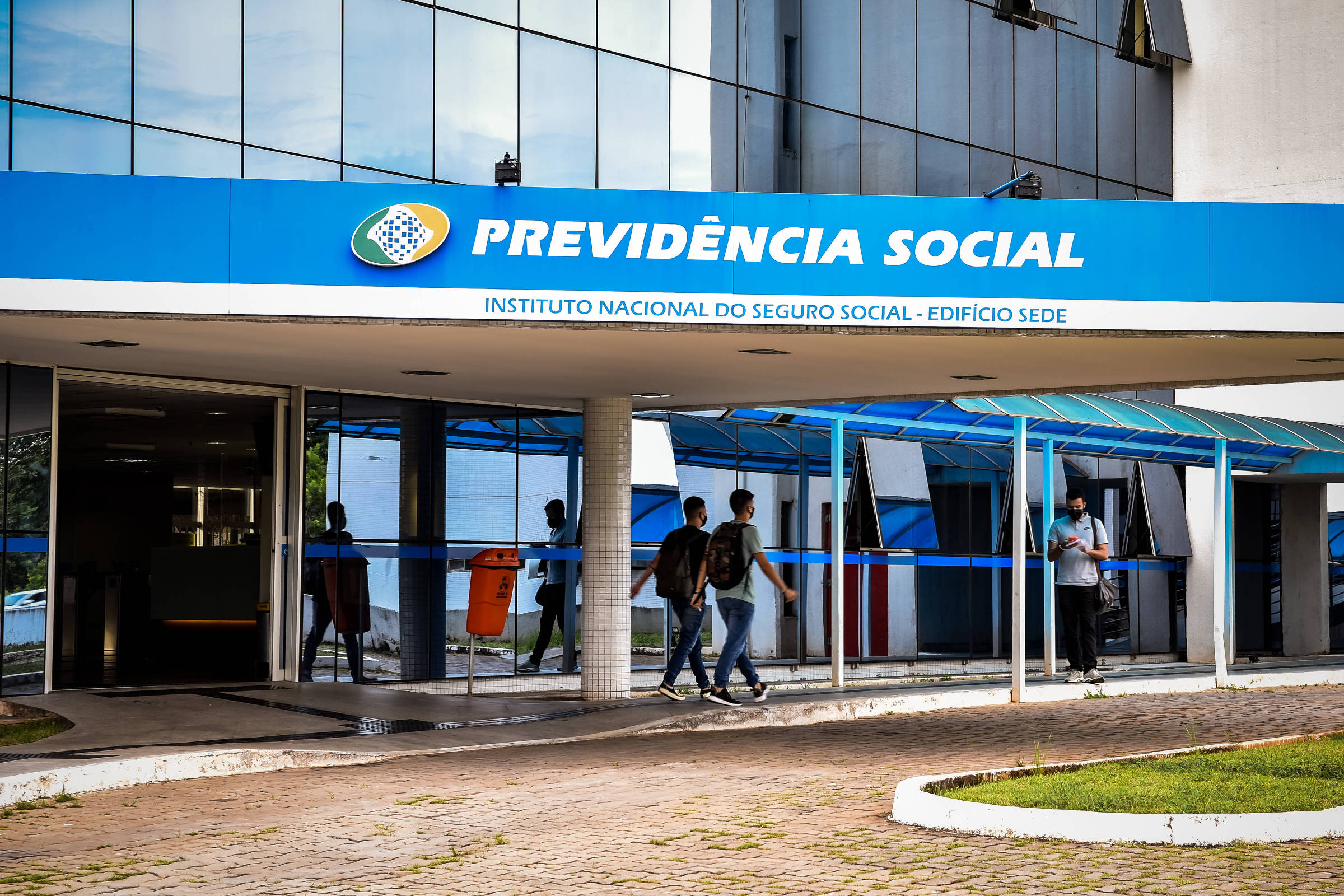 Mudança DRÁSTICA no INSS faz corte de quase METADE do benefício de milhares de aposentados