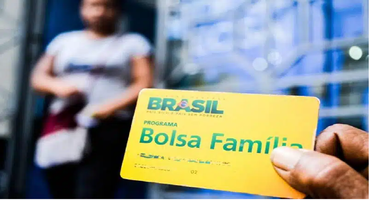 POR ESTA NINGUÉM ESPERAVA! Bolsa Família corta R$ 106 do pagamento DESTES brasileiros