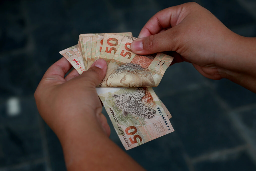 Novo auxílio de R$ 2,6 MIL liberado ainda em novembro e você pode ter direito