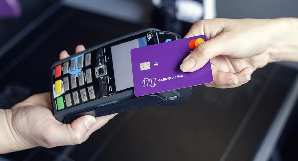 ALERTA IMPORTANTE: Nubank emite comunicado URGENTE a clientes para anunciar paralisação de serviço e pega todos de surpresa