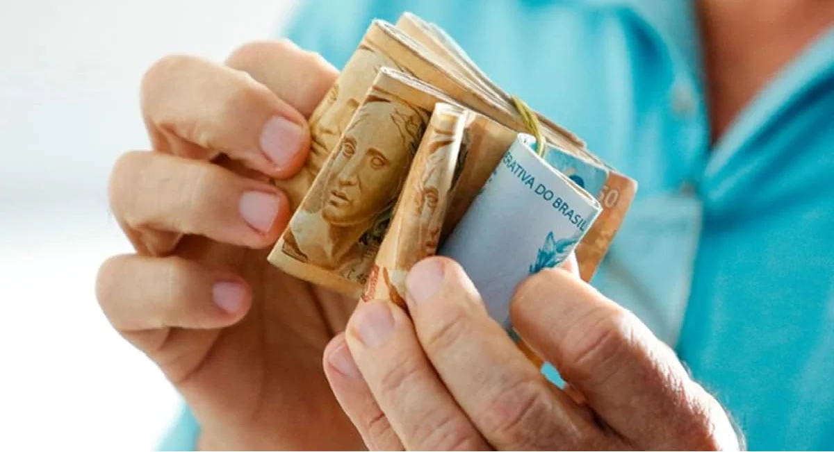 Auxílio de R$ 1.200 é liberado para Jovens e todos correm para sacar