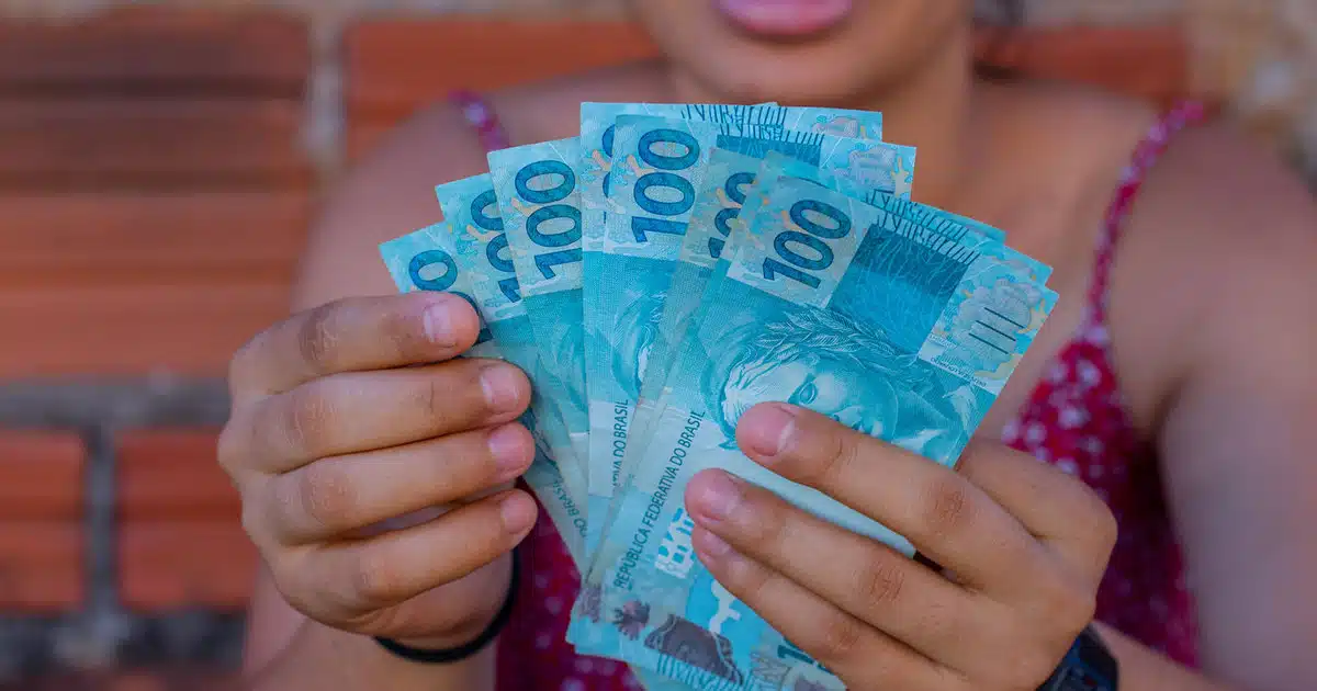 ÓTIMA NOTÍCIA para os JOVENS brasileiros acaba de sair (02/12)! Auxílio de R$ 1.200 LIBERADO; veja como receber