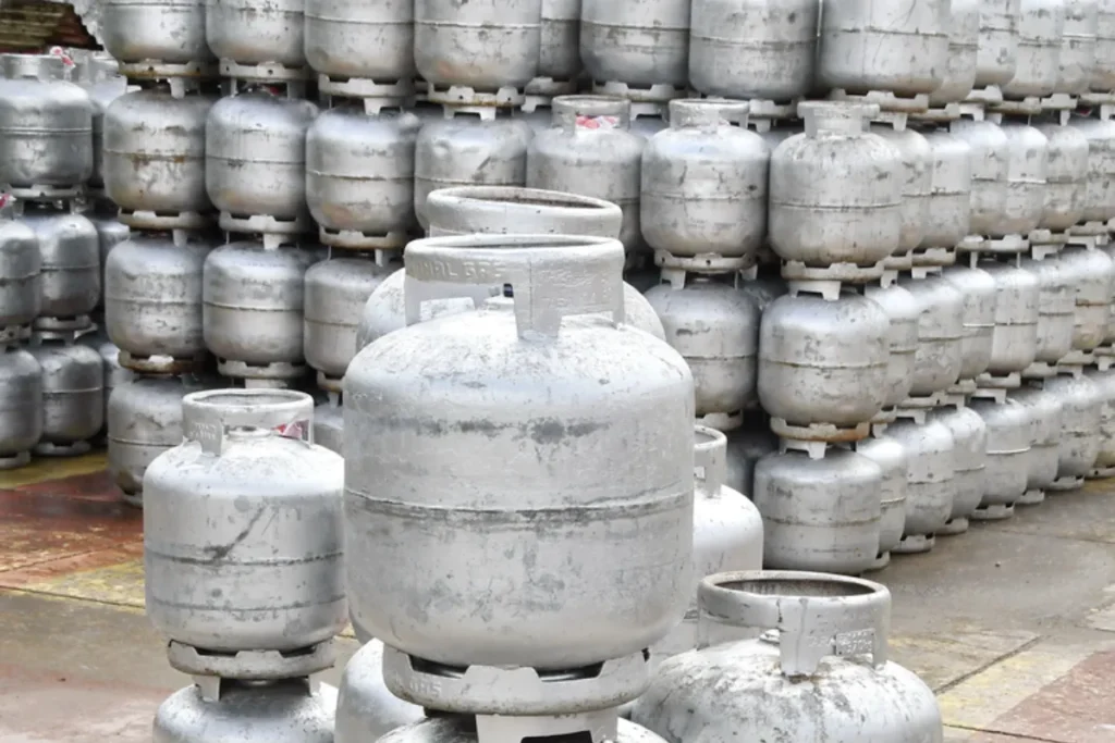 Governo confirma pagamento ANTECIPADO do Auxílio Gás e brasileiros comemoram