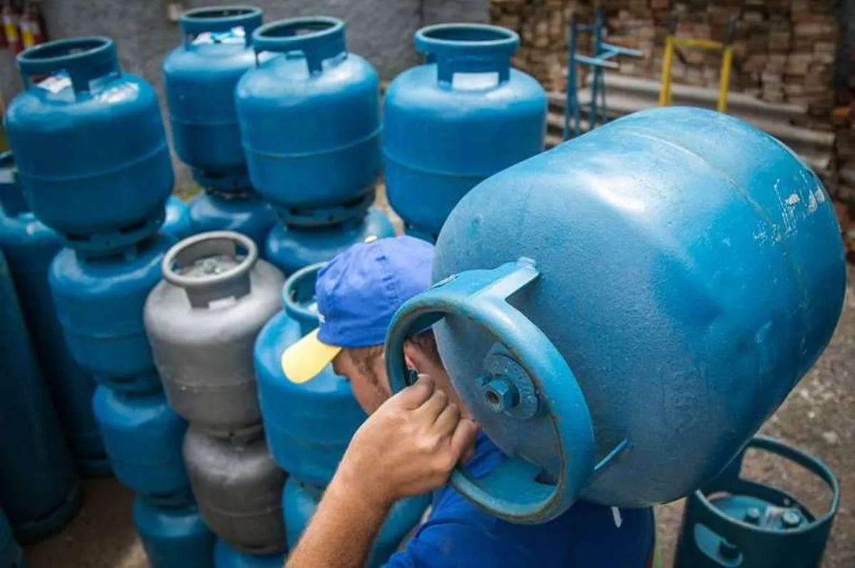 BOTIJÃO de GÁS de 13 kg de graça para quem mora SOZINHO recebe sinalização 100% VERDE e brasileiros se alegram