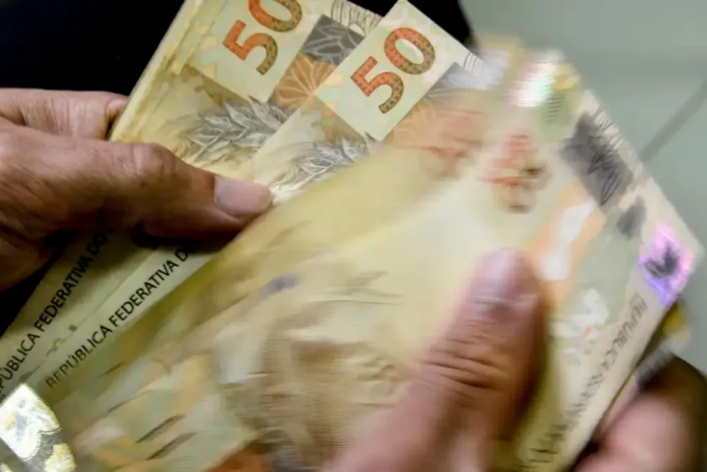 Novo auxílio de R$ 1.200 para jovens de baixa renda acaba de sair (19/12); veja como receber
