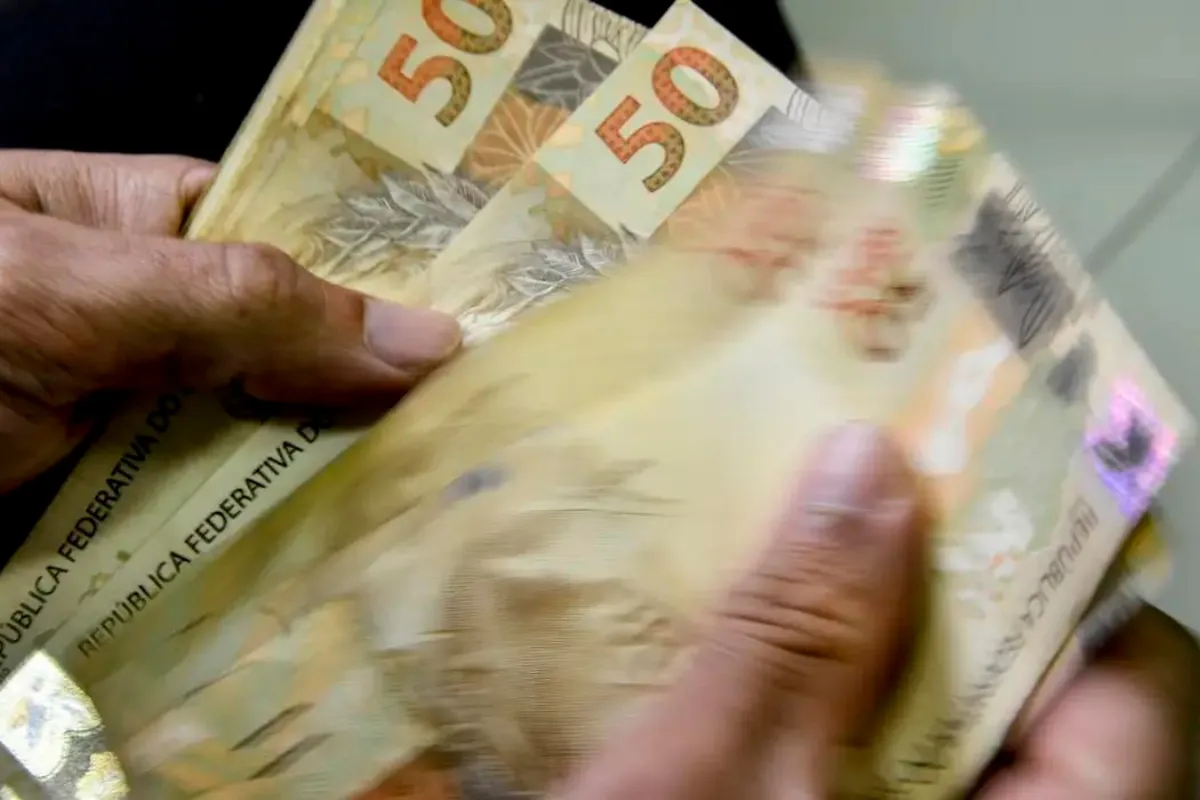 Novo auxílio de R$ 1.200 para jovens de baixa renda acaba de sair (19/12); veja como receber