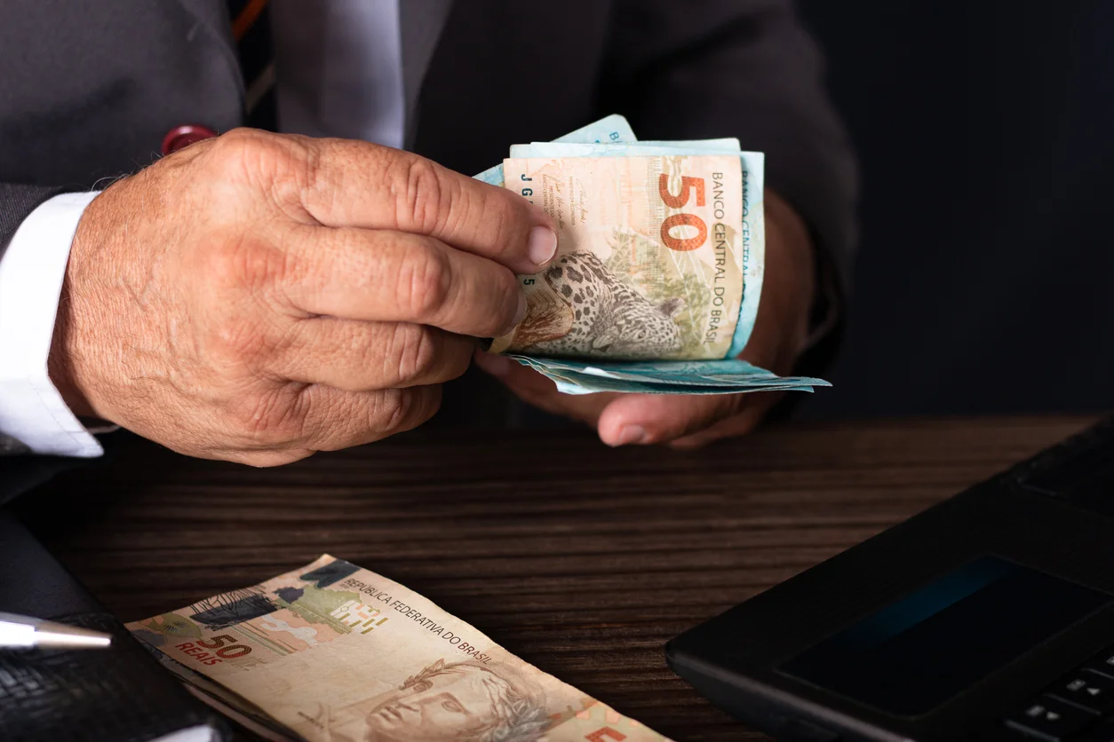 Isenção de contas, abono extra, pagamento do 14º salário e +1: Governo anuncia grandes vitórias para trabalhadores