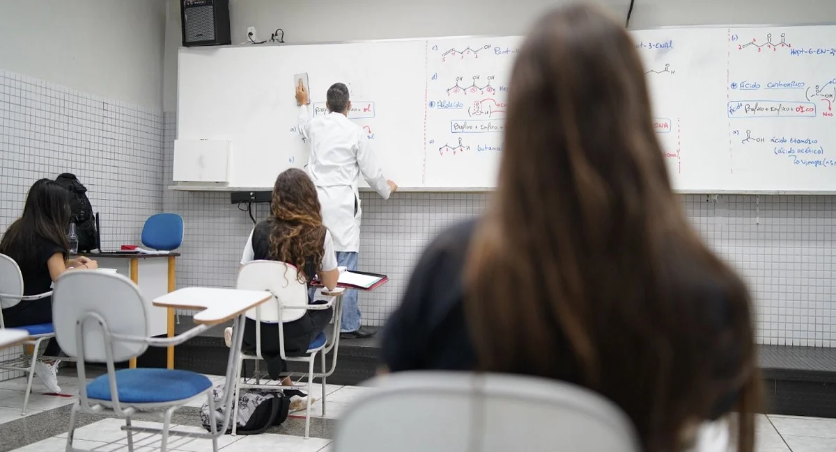 Bolsa de Permanência para Alunos do CadÚnico no Ensino Médio