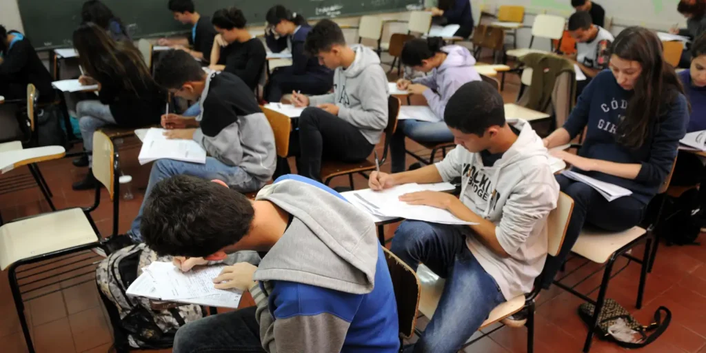 POUPANÇA para ESTUDANTES deve começar a ser paga em março de 2024; conheça os critérios de participação