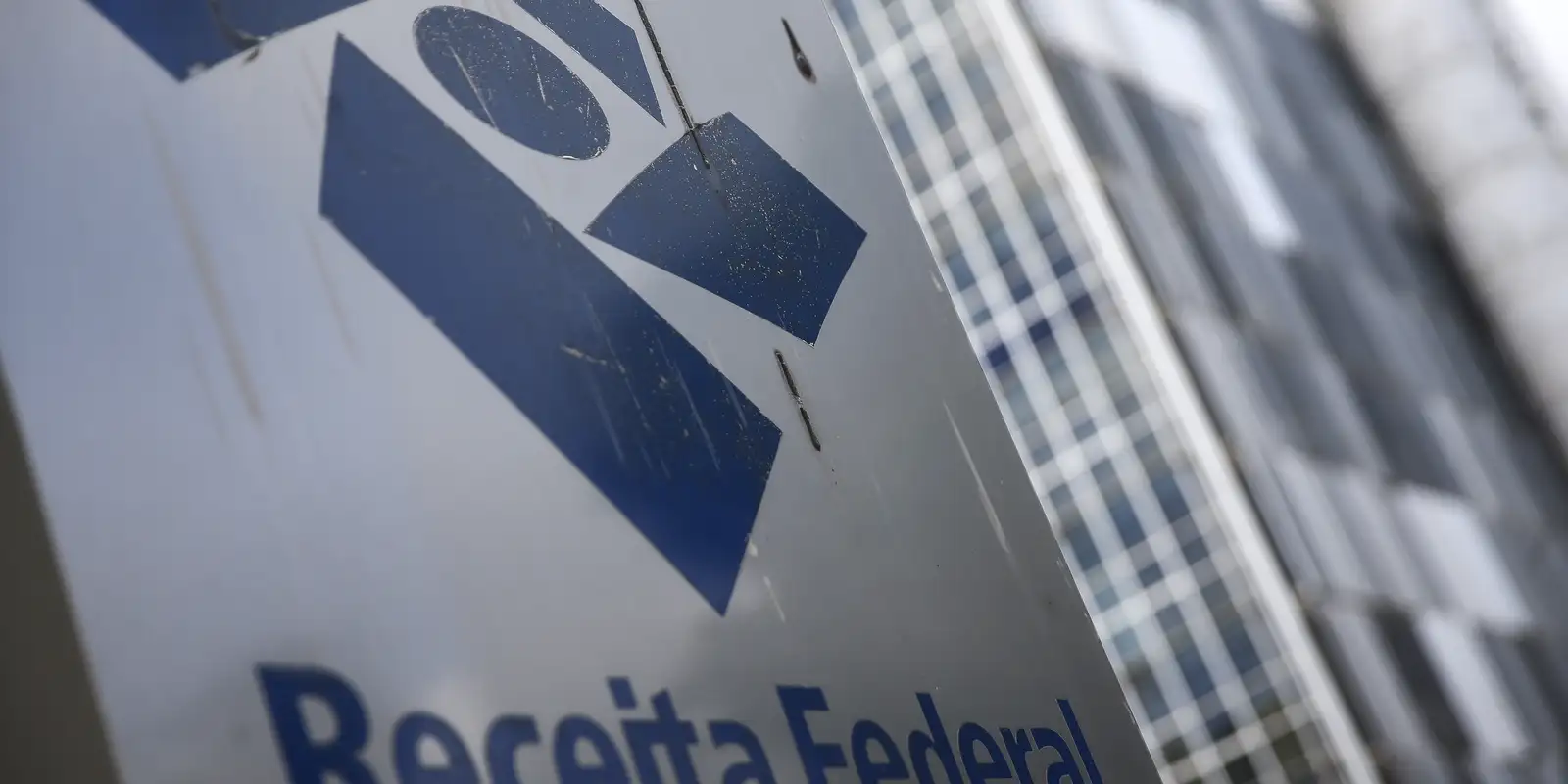 Receita Federal toma decisão surpreendente e começa a enviar “cartinha” para brasileiros com CPFs 1,2,3,4,5,6,7,8,9 e 0