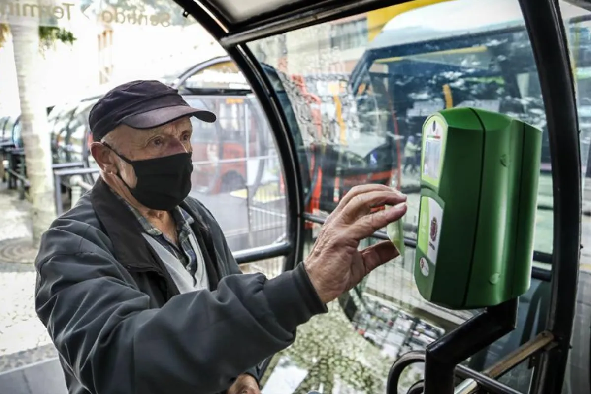 VITÓRIA POSITIVA! Cartão de ônibus do IDOSO liberado HOJE (17/02) e brasileiros festejam de alegria