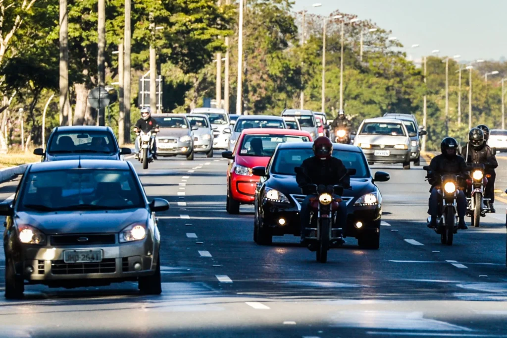 ALERTA IMPORTANTE: “Lei do farol” nas estradas mudou e gera alerta nos brasileiros; conheça as regras atuais