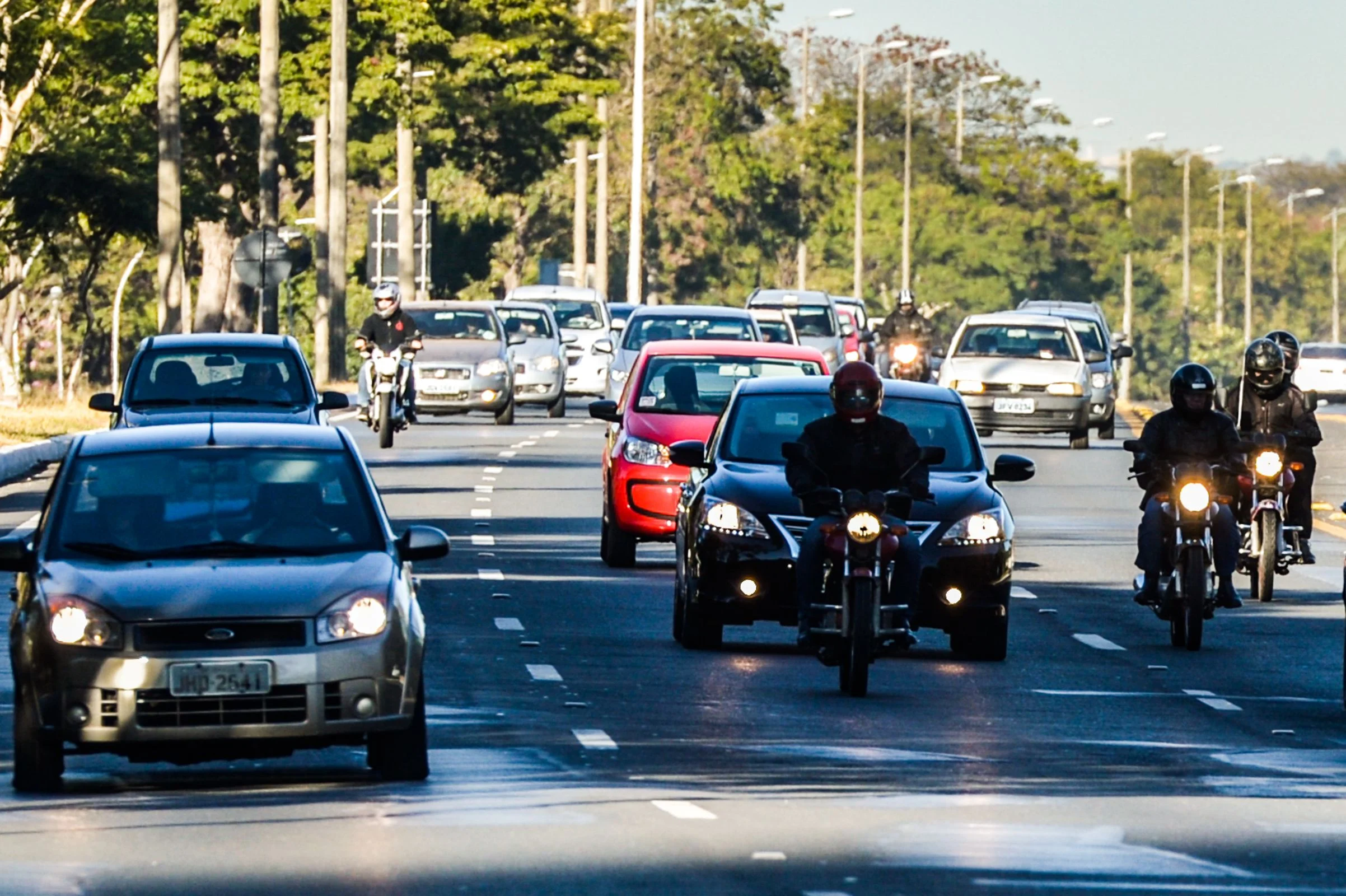 ALERTA IMPORTANTE: “Lei do farol” nas estradas mudou e gera alerta nos brasileiros; conheça as regras atuais