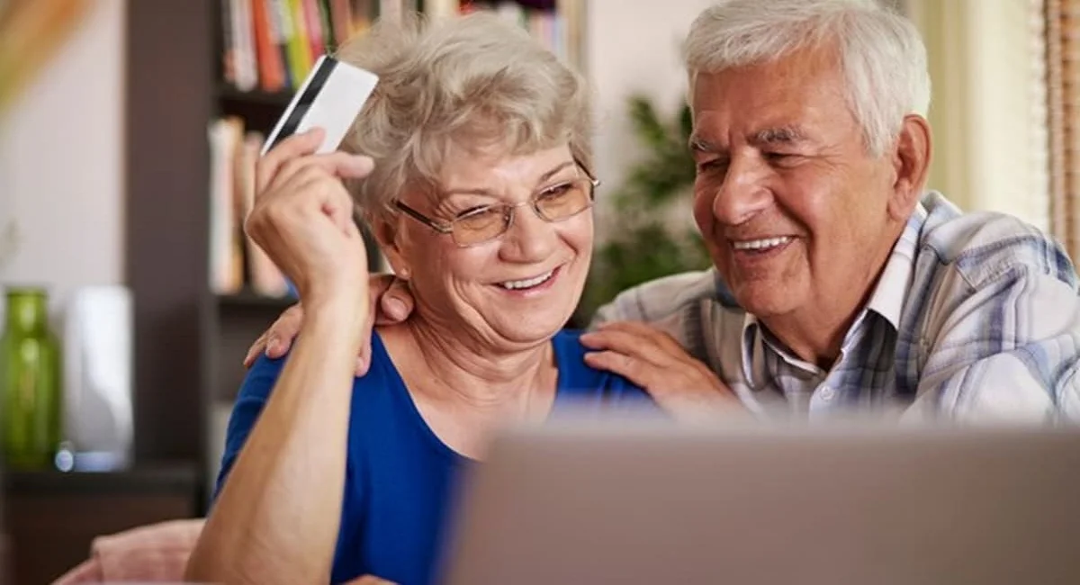 NOTÍCIA PERFEITA HOJE (05/03) para IDOSOS de 60,61,62,63,64 anos pra cima que recebem até R$2.800 tem NOVO CARTÃO LIBERADO e brasileiros entram em FESTA