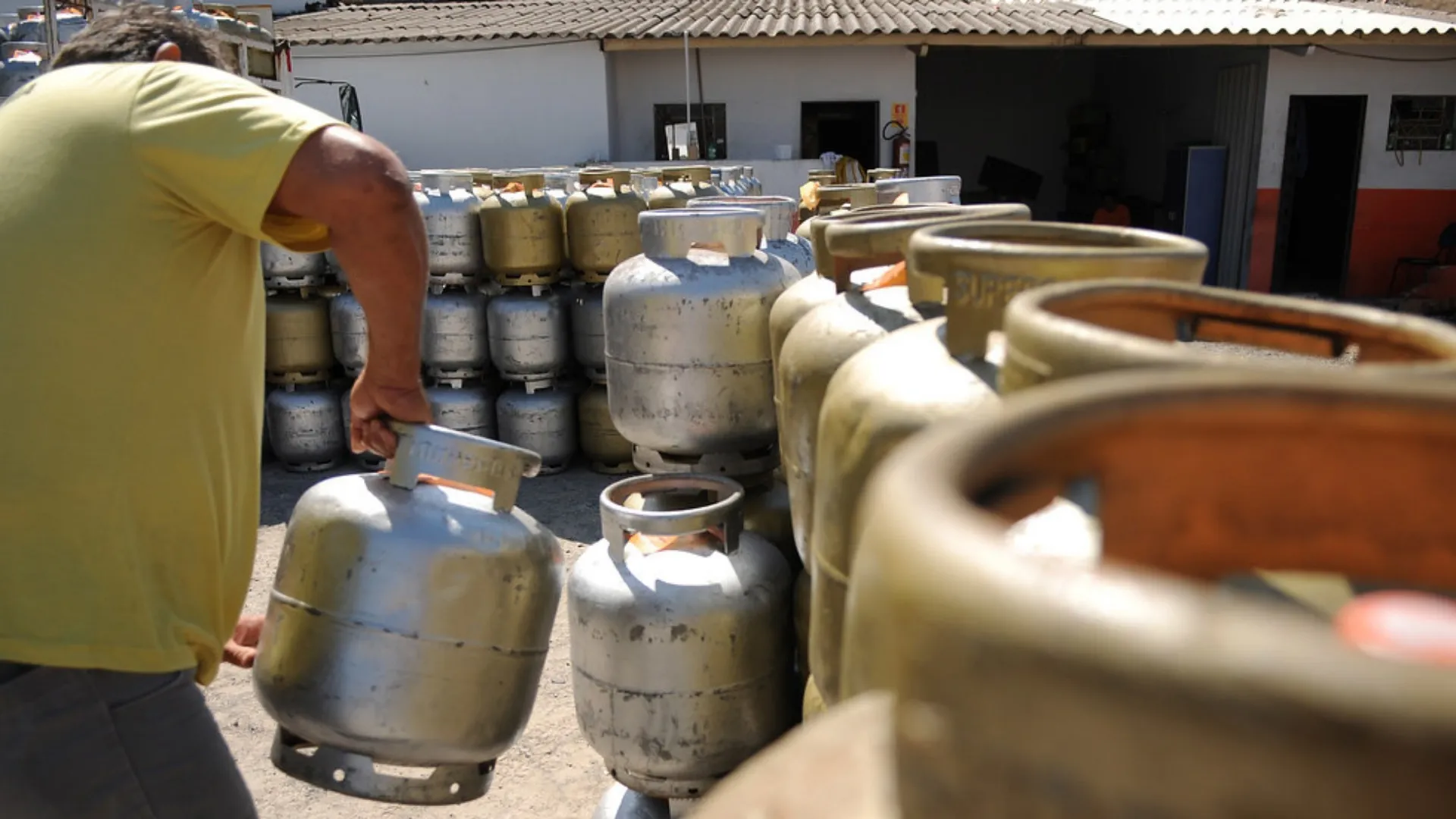 FESTA HOJE (26/03): Idosos PODEM garantir um botijão de gás GRATUITO DE 13 kg e brasileiros comemoram