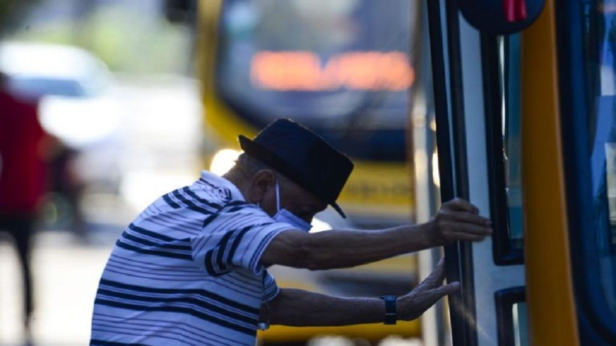 IDOSOS com mais de 60 anos ganham novo cartão de ônibus que irá facilitar uso de transporte público