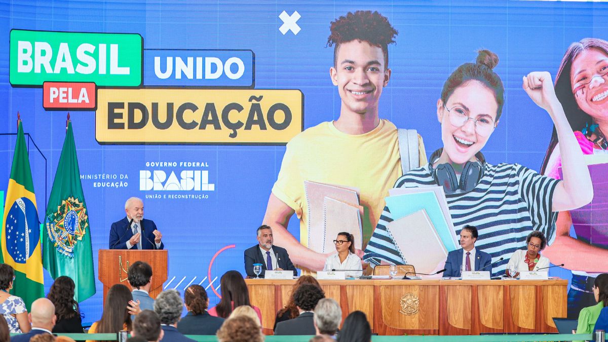 Estudantes receberão hoje (09/04) 1 CARTÃO do Pé-de-Meia para sacar o benefício diretamente no CPF