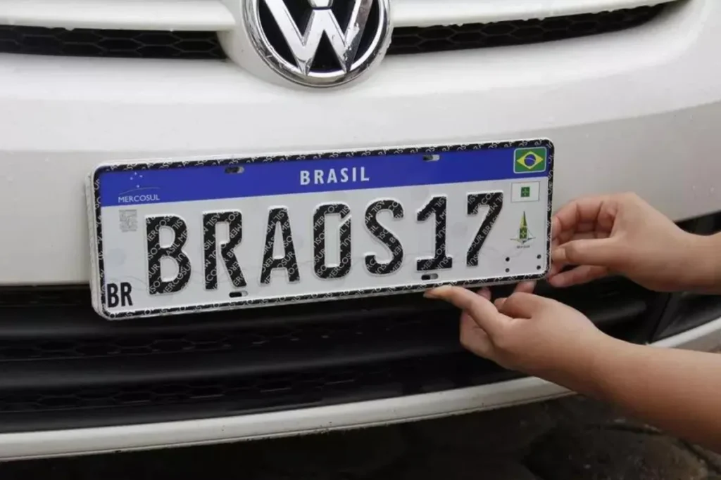 FIM da Placa Mercosul? Nova mudança nas placas dos carros pega brasileiros com CNH de surpresa e verdade é revelada