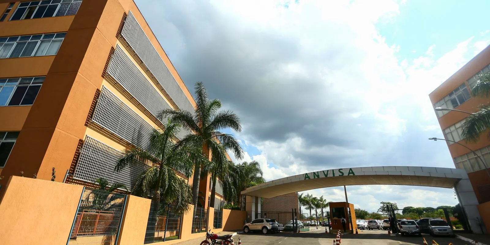 Às pressas, Anvisa surpreende e manda retirar marca popular de arroz das prateleiras dos supermercados