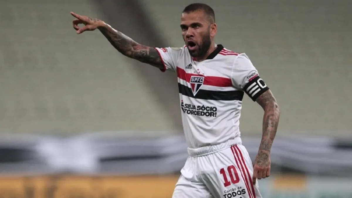Daniel Alves ainda recebe valores do São Paulo - Foto: Rubens Chiri / saopaulofc.net