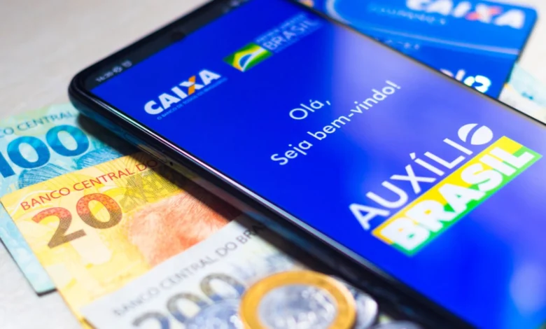 Brasileiros beneficiários do auxílio-brasil devem receber bolada em 2024. Veja como funciona e quem pode solicitar