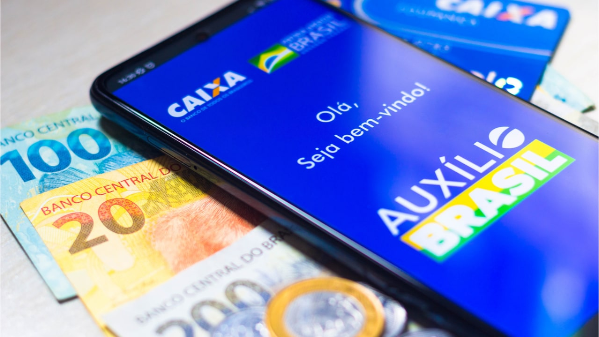 Brasileiros beneficiários do auxílio-brasil devem receber bolada em 2024. Veja como funciona e quem pode solicitar
