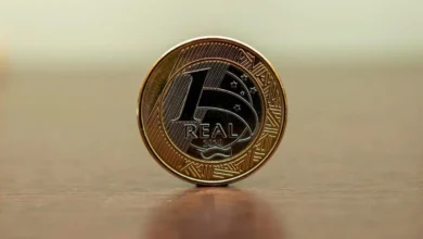Moedas raras de 1 real podem chegar a R$8.000,00 em mercado numismático. Saiba como identificá-las!