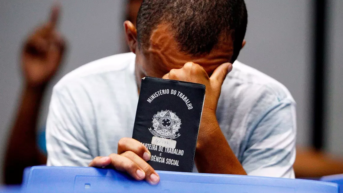 Benefício no valor de R$1.412 pode ser liberado para quem era carteira assinada e foi demitido. Saiba como!