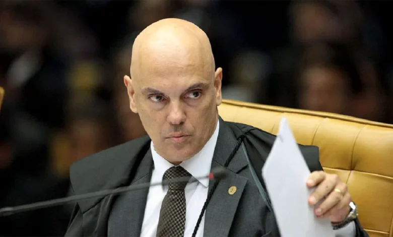 Auxílio de R$500 e MARTELO BATIDO hoje (05/08) por Moraes! 2 viradas no STF atingem em cheio o INSS e quem ganha R$1.412,00 por mês